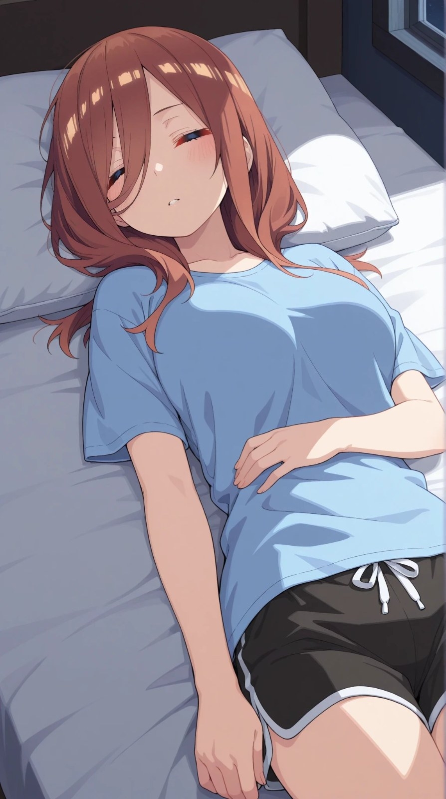棕色長髮女性躺床穿淺藍T恤黑短褲