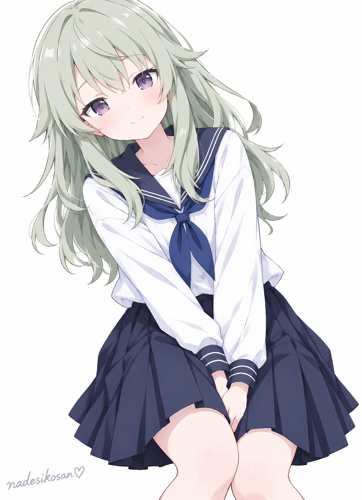 Garota de cabelo verde-claro com uniforme marinheiro azul e branco