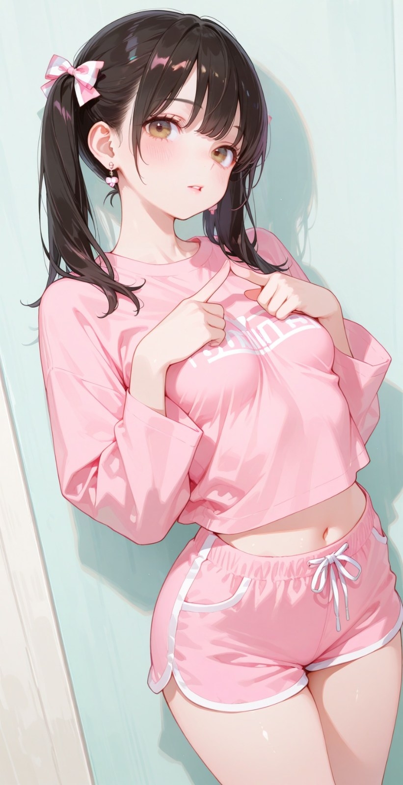 Chica anime de cabello largo castaño oscuro lleva top corto rosa y shorts blancos