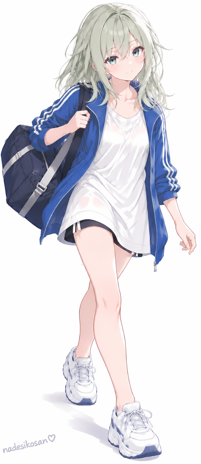 薄緑髪のアニメ少女が白Tシャツ黒ショートパンツ青ジャージ白靴で紺バッグを掛け歩く